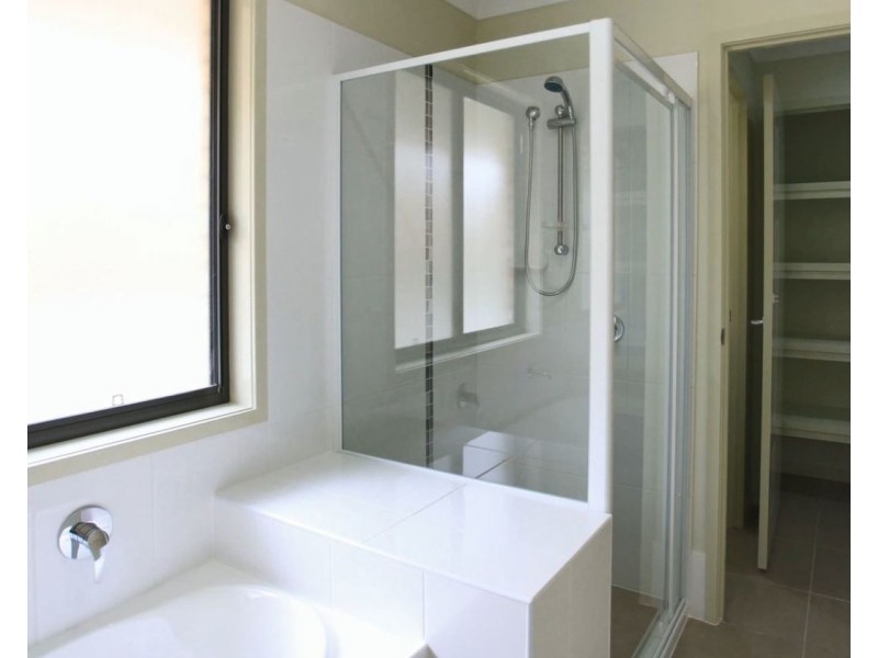 4 Sapphire Place, Pimpama QLD 4209