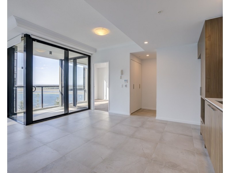 1109/372 Marine Parade, Labrador QLD 4215