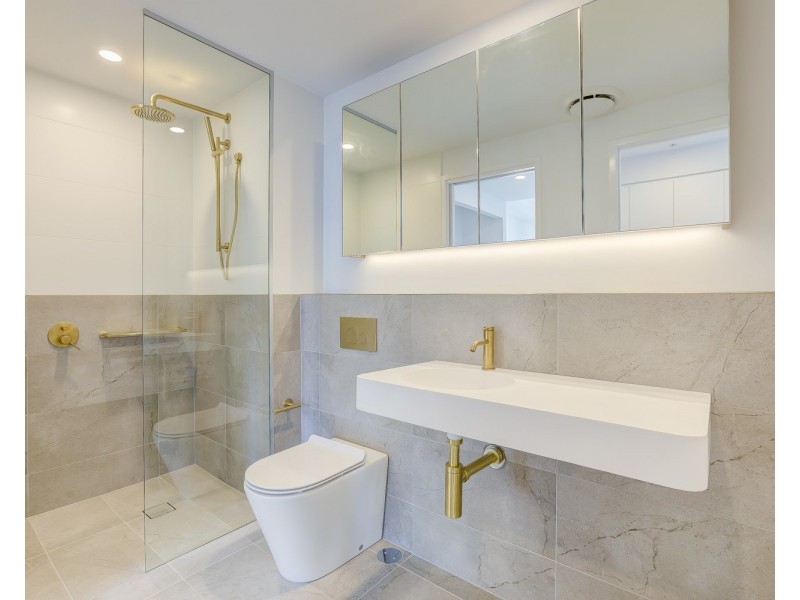 1109/372 Marine Parade, Labrador QLD 4215