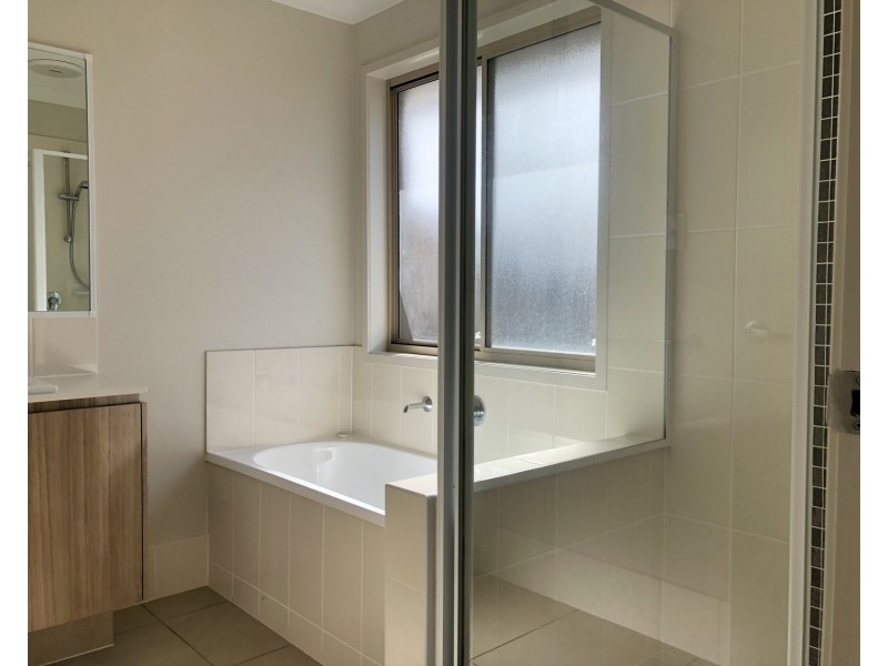 10 Woodrose Circuit, Pimpama QLD 4209