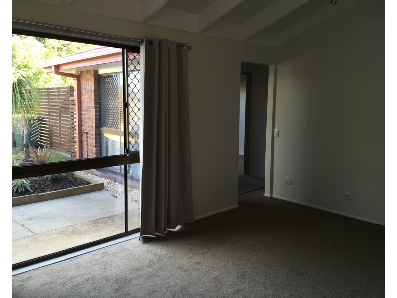 1/1 Ash Court, Arundel QLD 4214