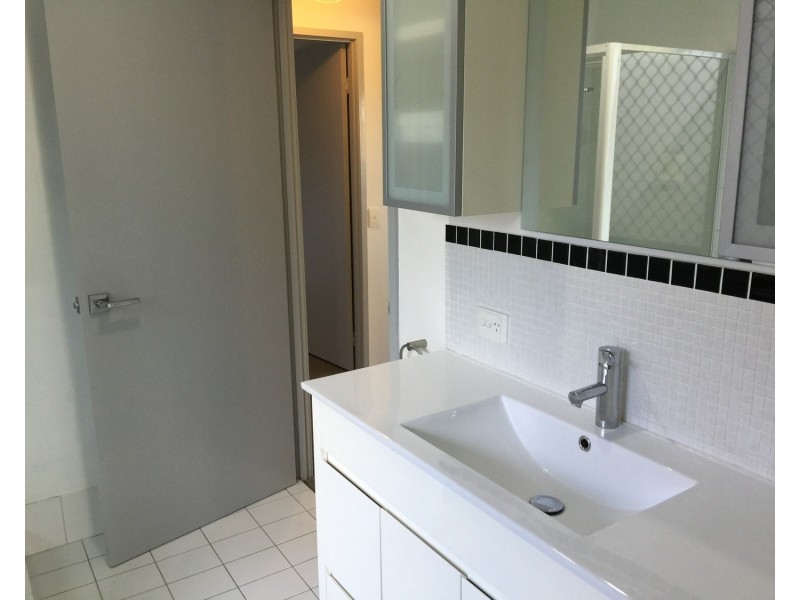 1/1 Ash Court, Arundel QLD 4214