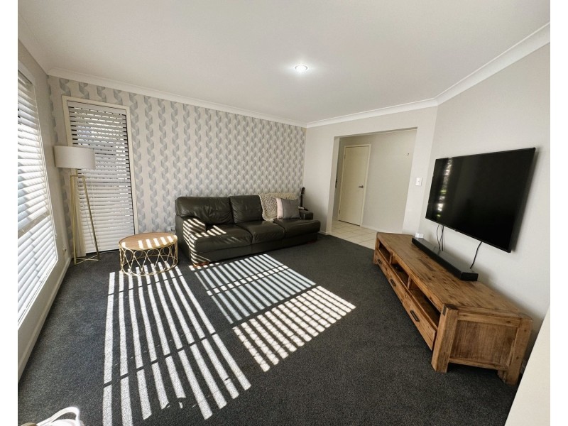 5 Taske Rise, Pacific Pines QLD 4211