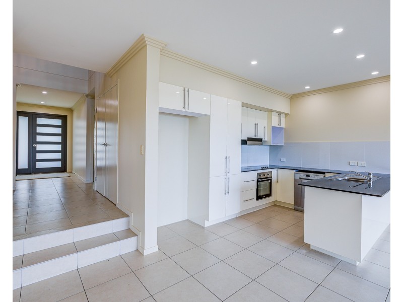 2/30 Codrington Circuit, Pacific Pines QLD 4211