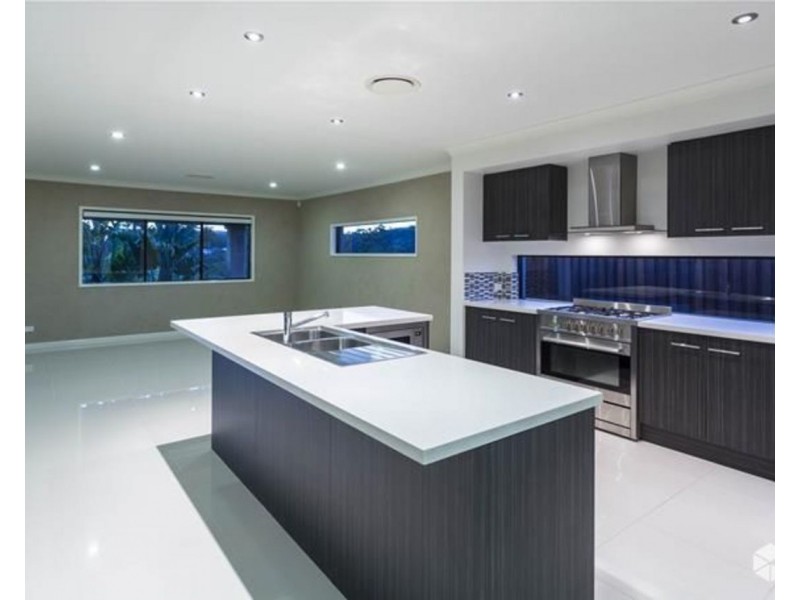 8 McAuley Parade, Pacific Pines QLD 4211