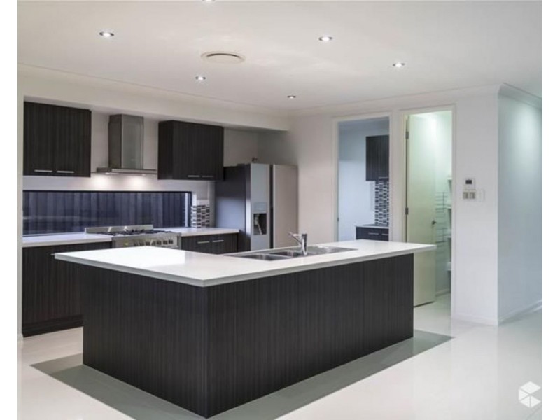 8 McAuley Parade, Pacific Pines QLD 4211