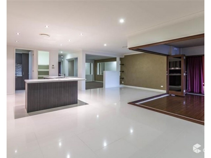 8 McAuley Parade, Pacific Pines QLD 4211