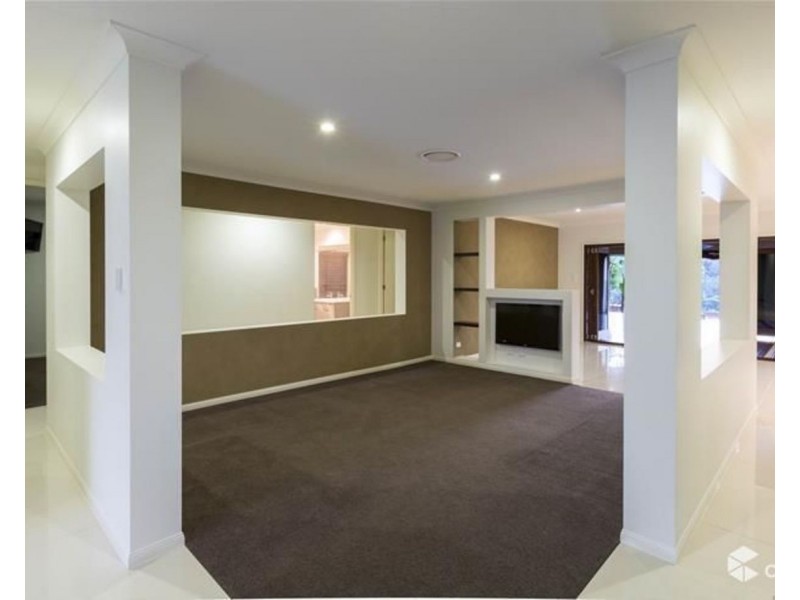 8 McAuley Parade, Pacific Pines QLD 4211