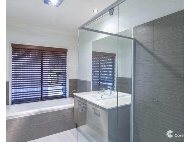 8 McAuley Parade, Pacific Pines QLD 4211