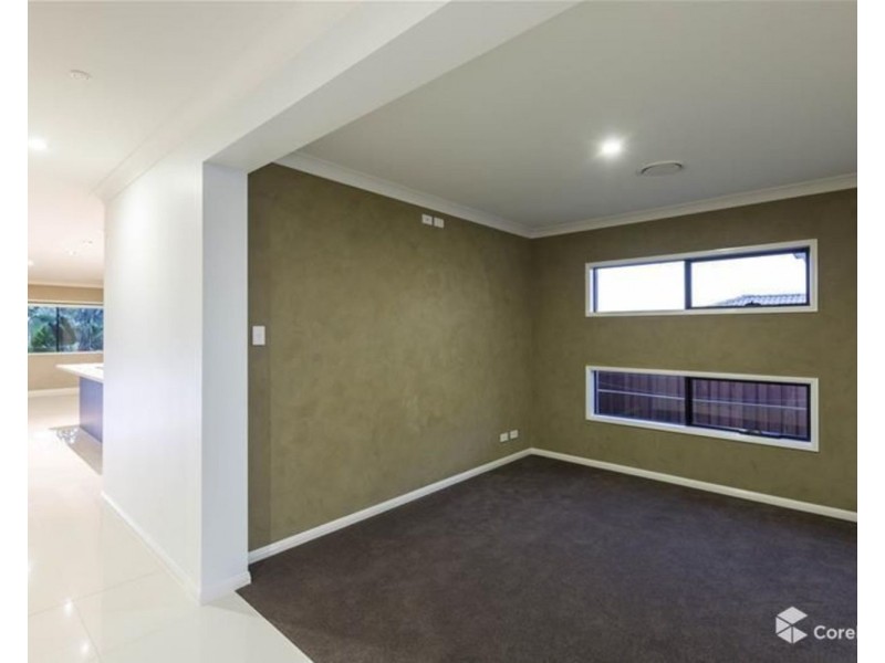 8 McAuley Parade, Pacific Pines QLD 4211