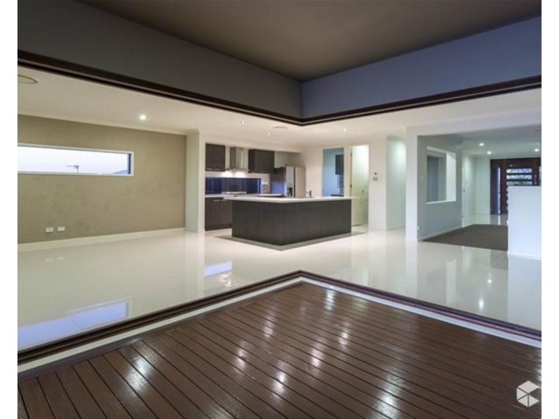 8 McAuley Parade, Pacific Pines QLD 4211