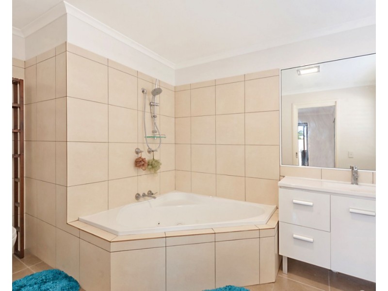 100 Oxley Drive, Paradise Point QLD 4216