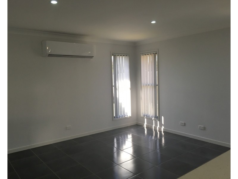 8 Percy Earl Crescent, Pimpama QLD 4209