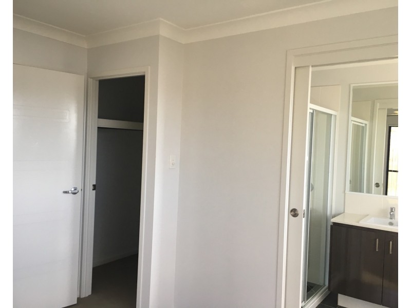 8 Percy Earl Crescent, Pimpama QLD 4209