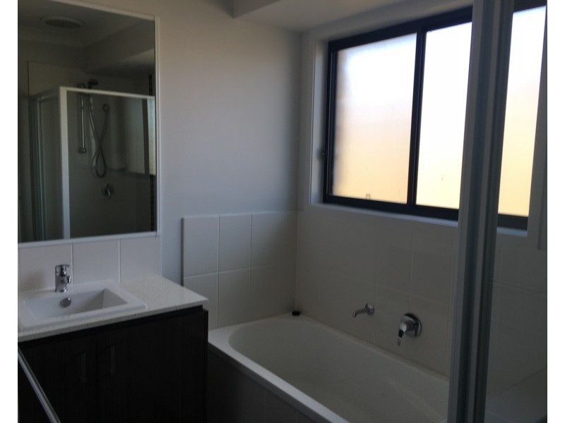 8 Percy Earl Crescent, Pimpama QLD 4209