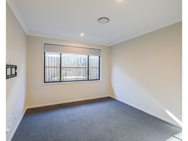 18 Desert Road, Greenbank QLD 4124