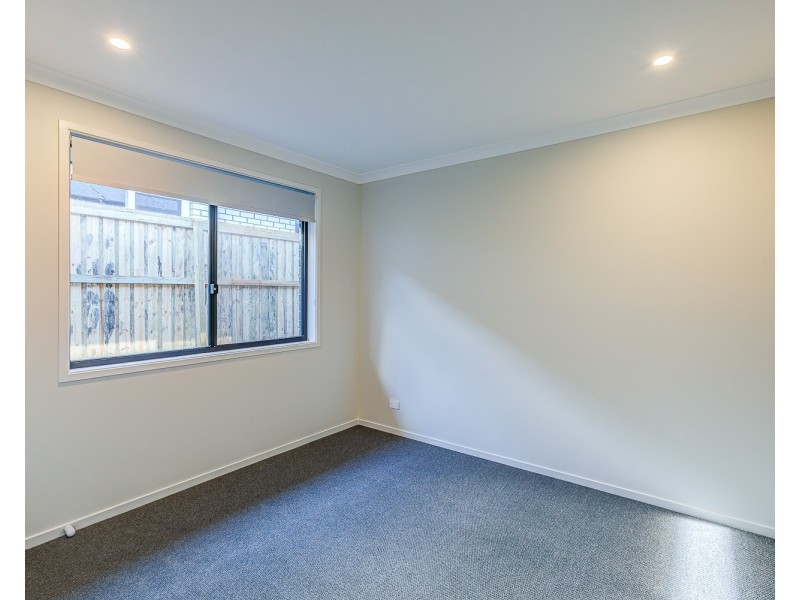 18 Desert Road, Greenbank QLD 4124