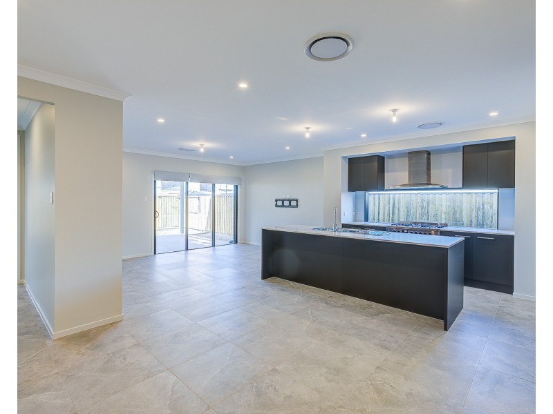 18 Desert Road, Greenbank QLD 4124