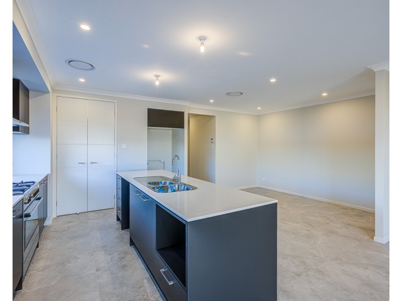 18 Desert Road, Greenbank QLD 4124