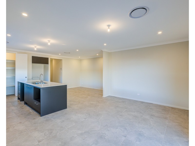 18 Desert Road, Greenbank QLD 4124