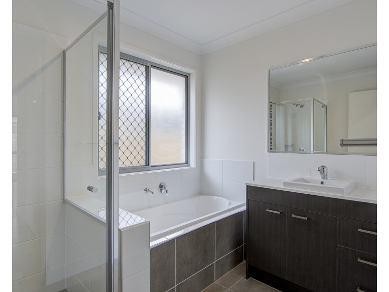 16 Niels Crescent, Park Ridge QLD 4125