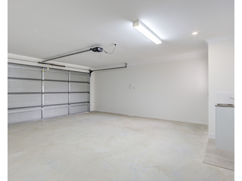 16 Niels Crescent, Park Ridge QLD 4125