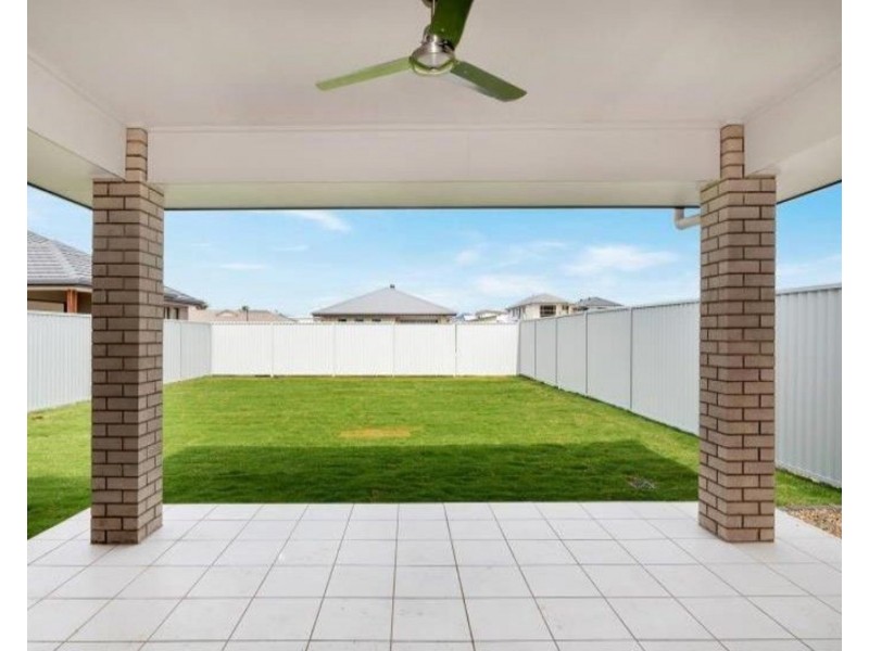 4 Ferretti Crescent, Hope Island QLD 4212