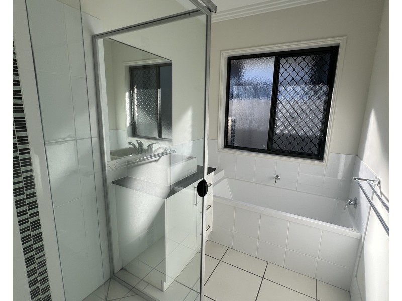 4 Ferretti Crescent, Hope Island QLD 4212