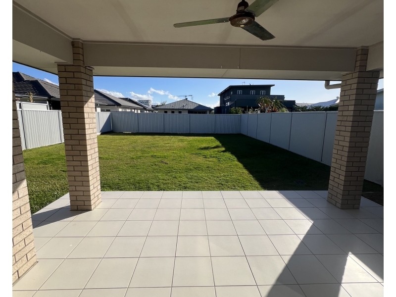4 Ferretti Crescent, Hope Island QLD 4212