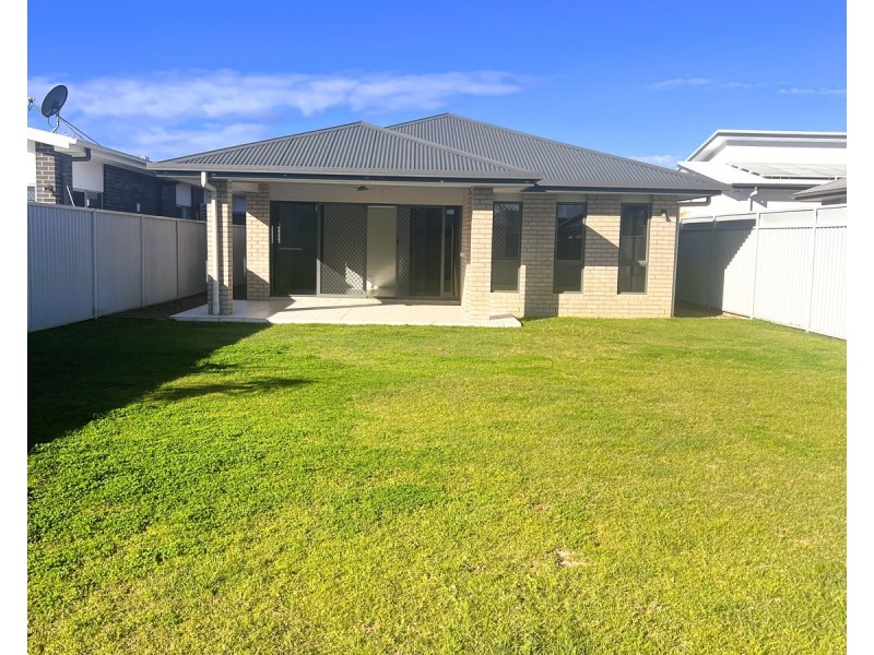 4 Ferretti Crescent, Hope Island QLD 4212