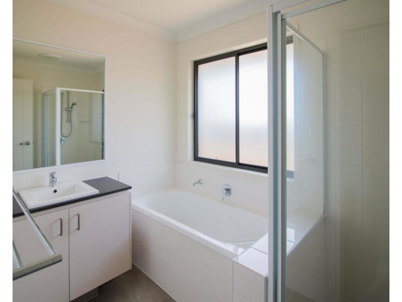 8 Alfred Raymond Hulse Drive, Upper Coomera QLD 4209