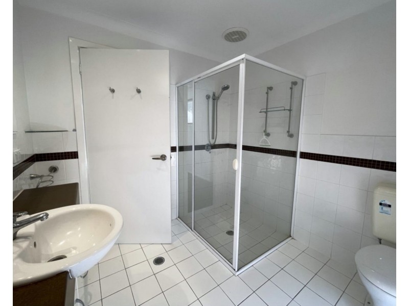 2 Nelson Court, Benowa QLD 4217