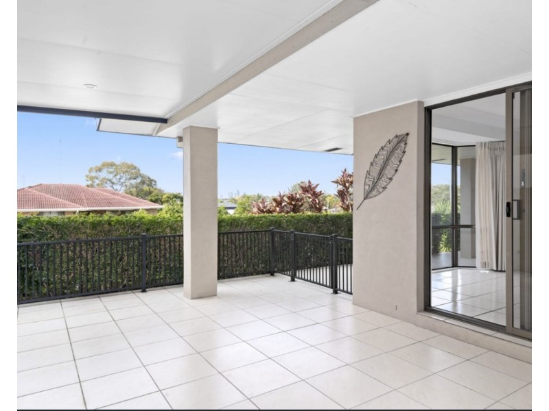 2 Nelson Court, Benowa QLD 4217