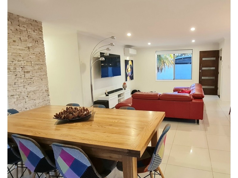 30 Naranga Avenue, Broadbeach Waters QLD 4218