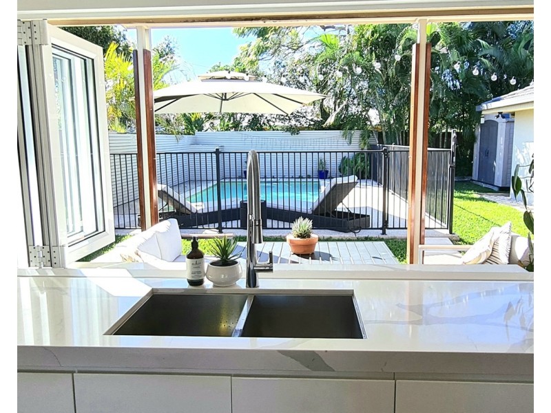 30 Naranga Avenue, Broadbeach Waters QLD 4218