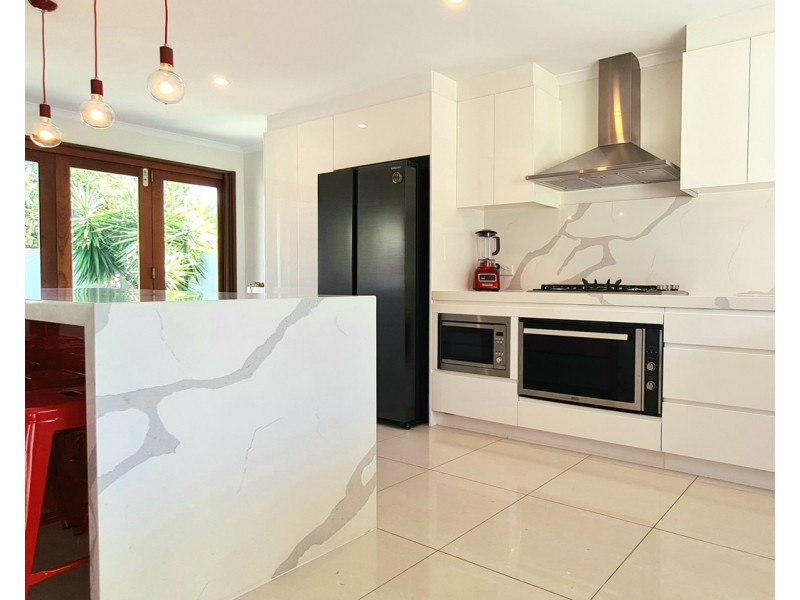 30 Naranga Avenue, Broadbeach Waters QLD 4218