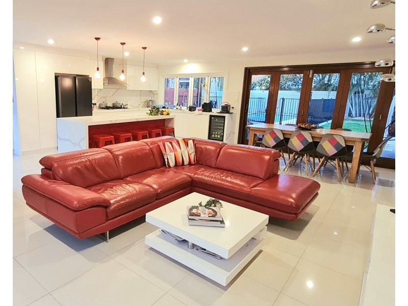 30 Naranga Avenue, Broadbeach Waters QLD 4218
