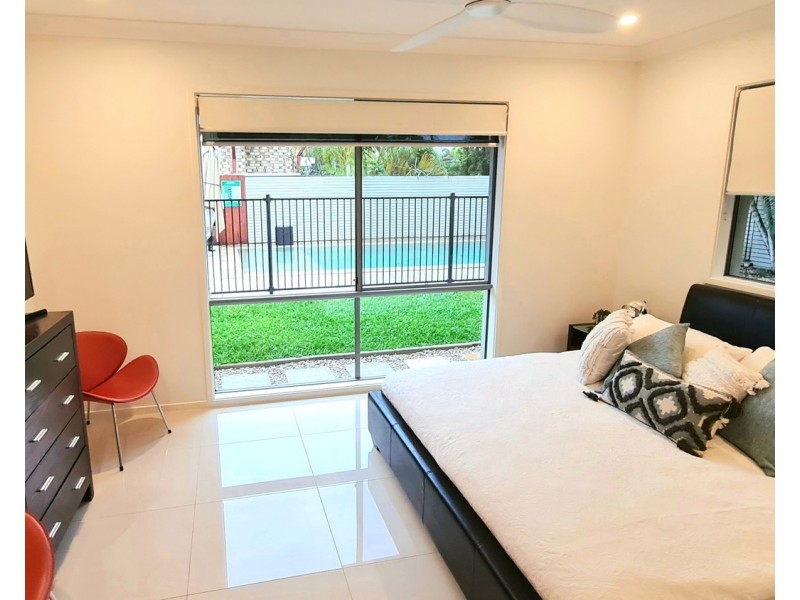 30 Naranga Avenue, Broadbeach Waters QLD 4218