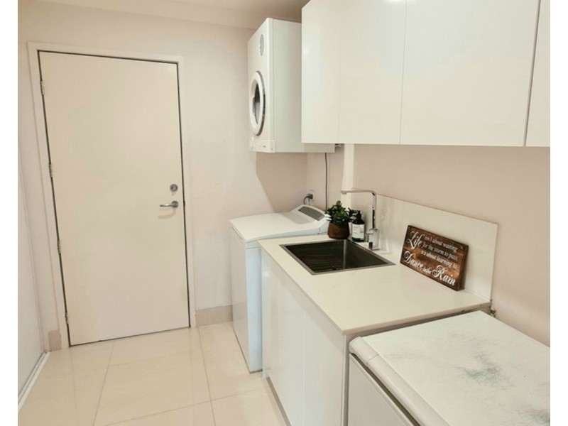 30 Naranga Avenue, Broadbeach Waters QLD 4218