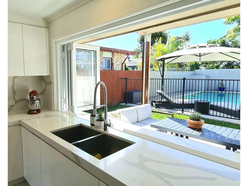 30 Naranga Avenue, Broadbeach Waters QLD 4218