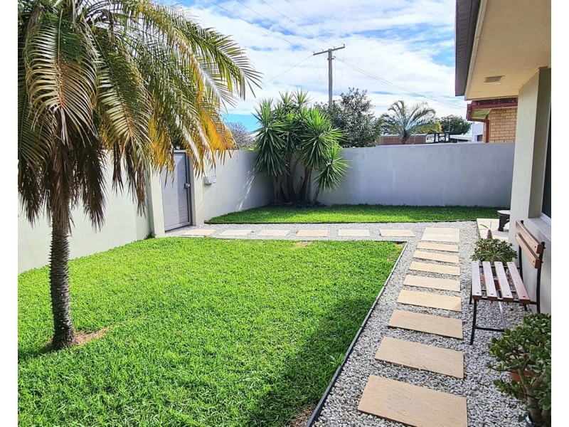 30 Naranga Avenue, Broadbeach Waters QLD 4218