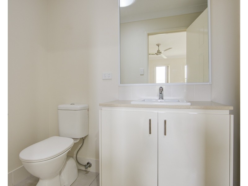 2b Sapphire Place, Pimpama QLD 4209