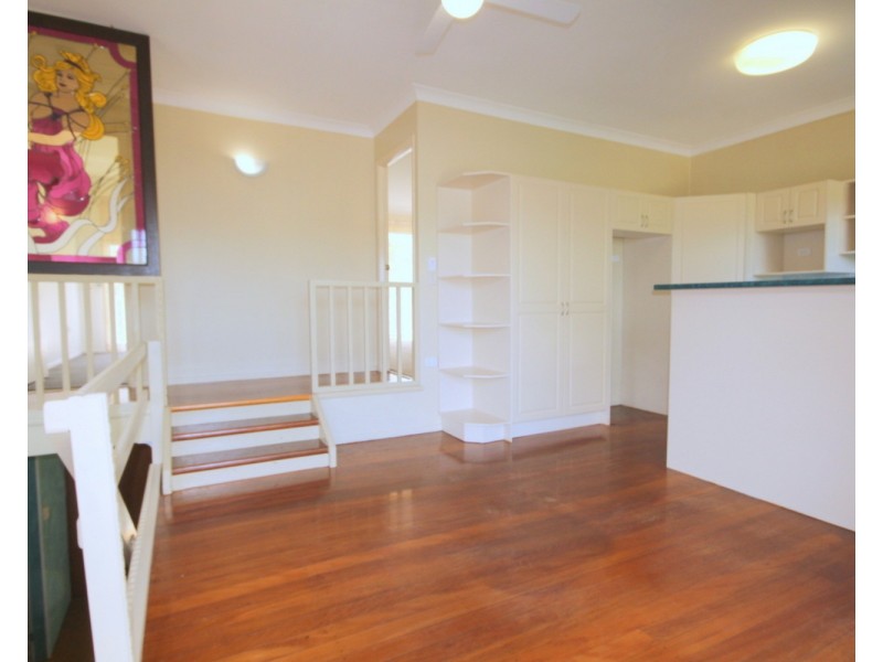 30 Wistaria Avenue, Southport QLD 4215