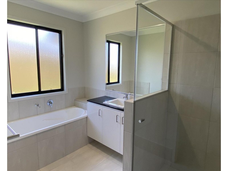 16 Edinburgh Crescent, Gleneagle QLD 4285