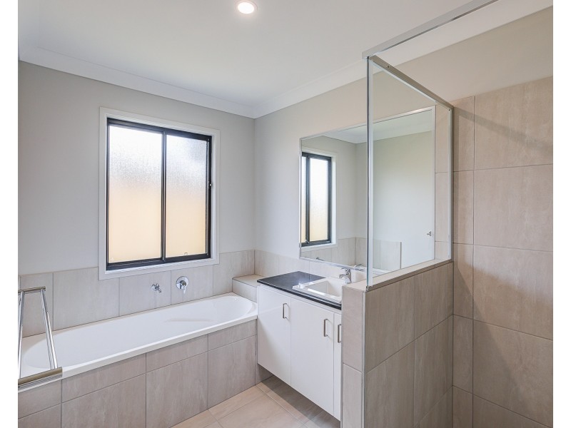 16 Edinburgh Crescent, Gleneagle QLD 4285