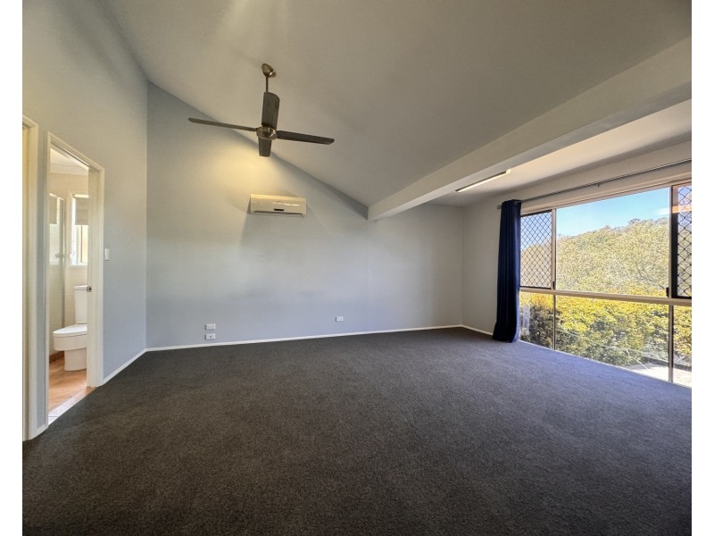 27 Manra Way, Pacific Pines QLD 4211