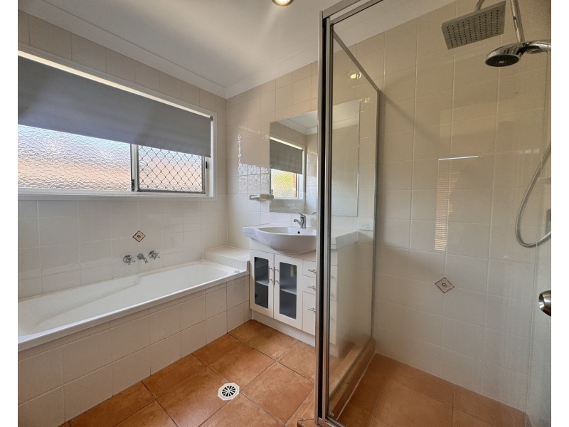 27 Manra Way, Pacific Pines QLD 4211