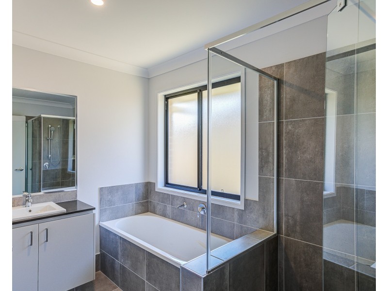 1 Wallace Way, Gleneagle QLD 4285