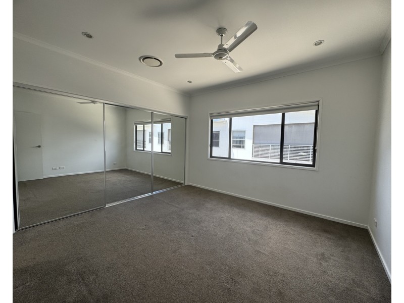 4/2 Carnarvon Court, Oxenford QLD 4210