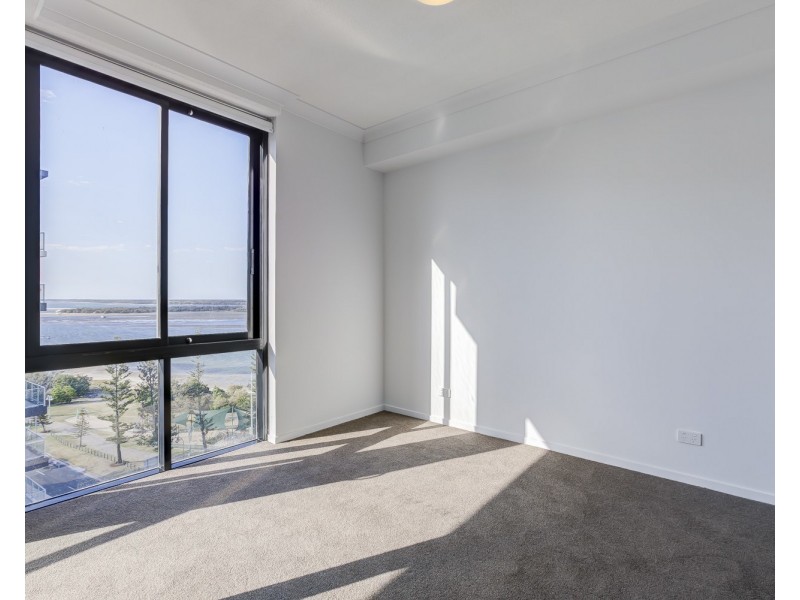 1109/372 Marine Parade, Labrador QLD 4215